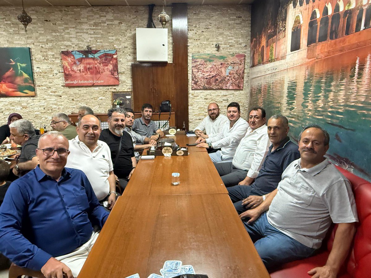 Teşkilat Başkanımız Atilla Akkuş ve Yardımcıları ile birlikte geçmiş dönem Odunpazarı teşkilat başkanları 
Ergin Ergani,Metin Kırdaş,Bilal Karagöz,Ramazan Mutlu Keskin ve Oğuzhan Uzun İle birlikte  Vefa buluşmasında İstişarelerde Bulundular.