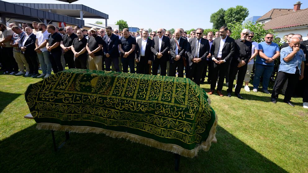 Küçük Hana sadece 15 yaşındaydı. Gözyaşlarıyla toprağa verildi…
Avusturya’da bir okulda yaşanan katliamdan geriye kalanlar: Hüzün, şaşkınlık, tarifsiz acı.