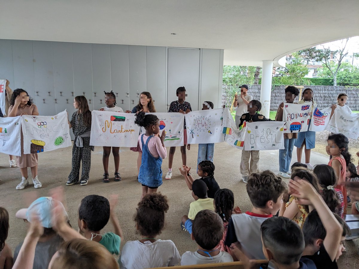 Périscolaire Nantes Léo Lagrange Animation (@llo_nantes) on Twitter photo 🌍💃 Ce midi à Beaujoire, 15 jeunes filles du #périscolaire ont présenté un spectacle de danses du monde, fruit d’un travail débuté en novembre !
Fresque, drapeaux, 30 min de scène et une belle célébration de la diversité 🎶👏
#DanseDuMonde #Culture <a href="/nantesfr/">Ville de Nantes</a> <a href="/LL_Ouest/">Léo Lagrange Animation (Ouest)</a> 🌍💃 Ce midi à Beaujoire, 15 jeunes filles du #périscolaire ont présenté un spectacle de danses du monde, fruit d’un travail débuté en novembre !
Fresque, drapeaux, 30 min de scène et une belle célébration de la diversité 🎶👏
#DanseDuMonde #Culture <a href="/nantesfr/">Ville de Nantes</a> <a href="/LL_Ouest/">Léo Lagrange Animation (Ouest)</a>
