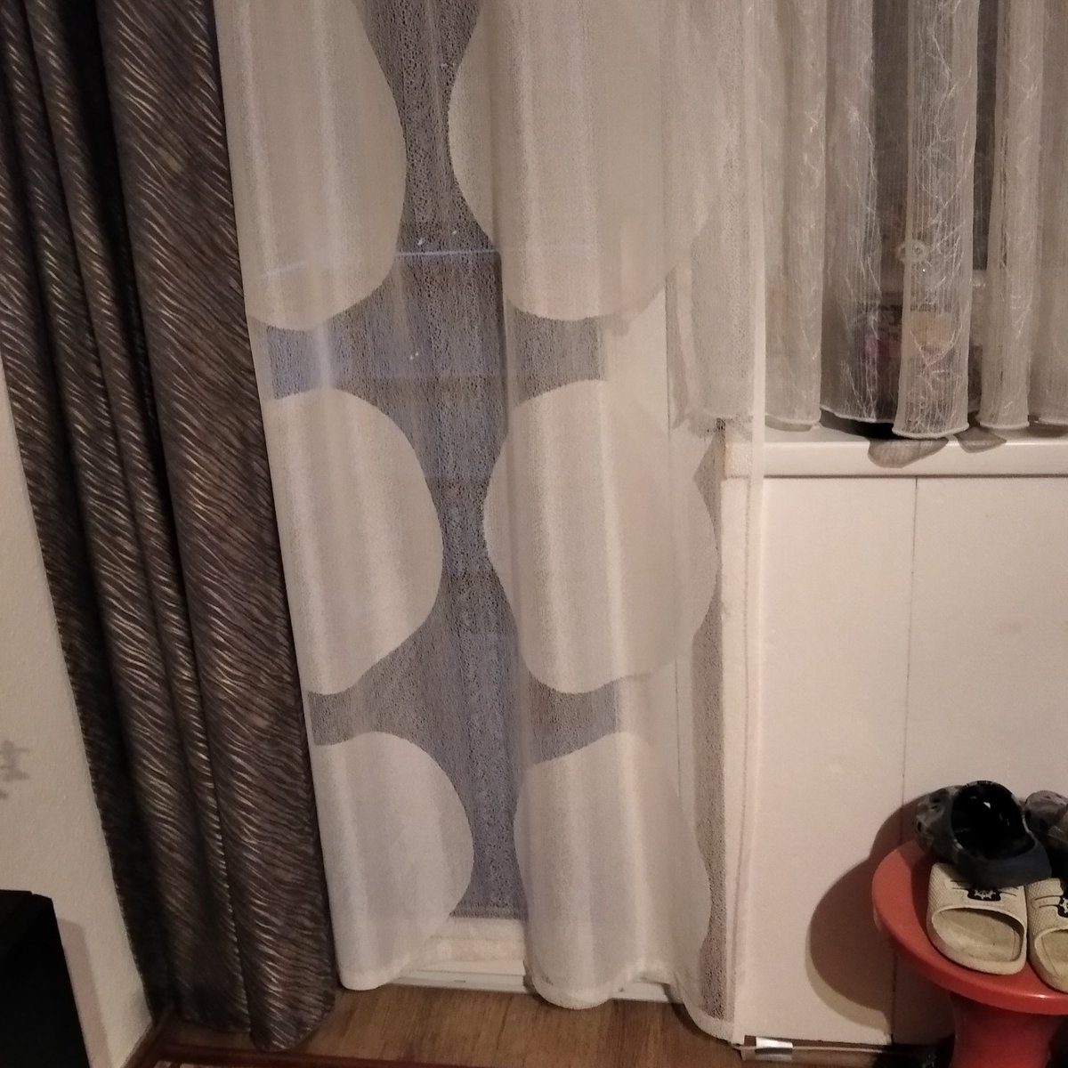 any54's tweet image. Új függöny. Az előzőt meguntuk. A nappal készült képen lehet, hogy a háttérben figyelő kedvenc petúniám jobban látszik, de az esti képen talán valamennyire kivehetőek a nagy pöttyök is.