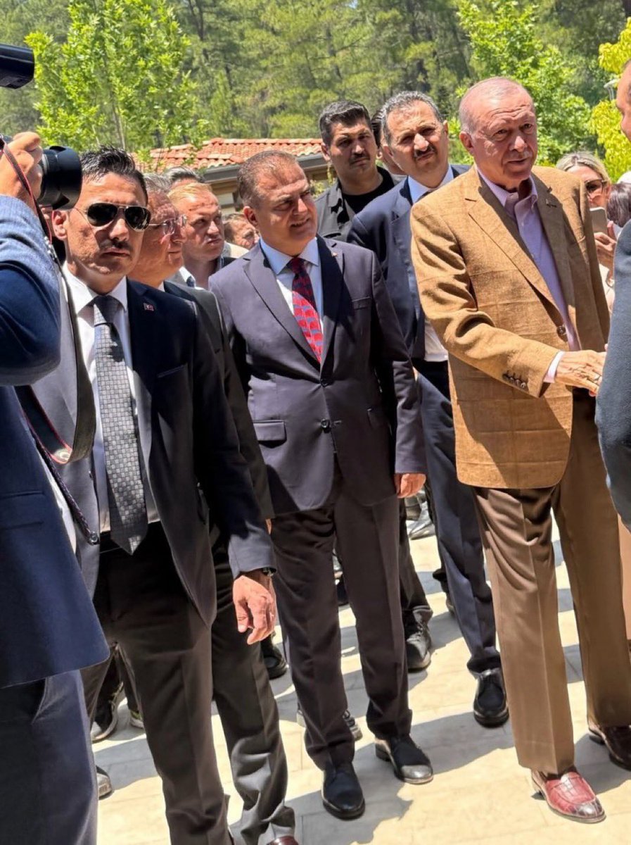 kbraterzi3's tweet photo. Dünyaya yön verdiği yetmezmiş gibi şimdi de modaya yön veriyor 😎 https://t.co/POB712GTAM