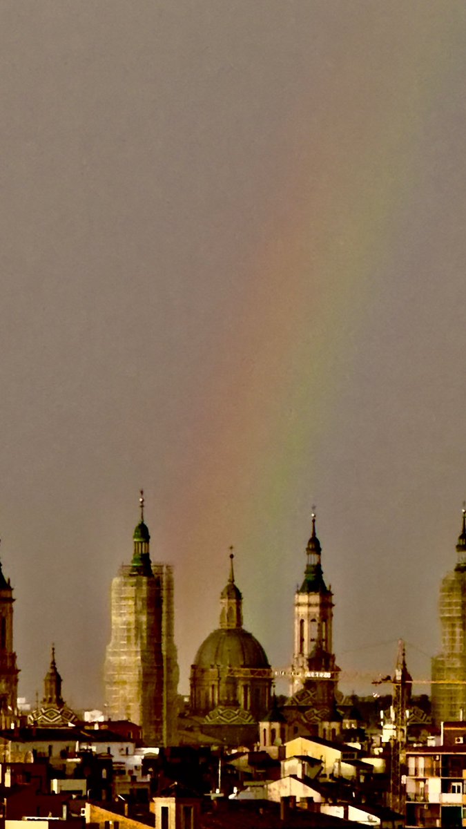 mbx7's tweet photo. @tiempobrasero @aragontv #tormenta #arcoiris #rainbow #Zaragoza https://t.co/1skiWXoI63