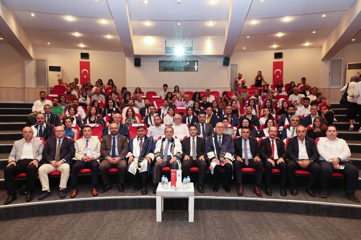 universitemDEU's tweet photo. 🎓 Veteriner Fakültemizin 2024-2025 Akademik Yılı 2. Dönem Mezunları, Rektörlük binamızın 15 Temmuz Şehitler Salonu’nda gerçekleştirilen törenle coşkulu bir mezuniyet yaşadı. 

🎊 Rektörümüz Prof. Dr. Bayram Yılmaz, Kiraz Kaymakamı Murat Karahan, Rektör Yardımcımız Prof. Dr. Caner Çavdar, Fakülte Dekanımız Prof. Dr. Zafer Bulut, Genel Sekreter V. Prof. Dr. Dündar Yener, akademik ve idari birim yöneticilerimiz, hocalarımız ve öğrencilerimizin değerli aileleri, yakınları mezuniyet sevincine ortak oldular. 

🎤 Bölüm birincisinin açılış konuşmasıyla başlayan mezuniyet töreni, İzmir Veteriner Hekimleri Odası Başkanı, Fakülte Dekanımız ve Rektörümüz Prof. Dr. Bayram Yılmaz’ın konuşmalarıyla devam etti.

🗣️ Öğrencilerimizin mutluluğunu paylaşan Rektör Yılmaz, “Üniversitemizi başarıyla temsil etmeye devam edeceklerine yürekten inandığım değerli gençlerimize kariyerleri boyunca başarılar diliyor, hem kendilerini hem de onları yetiştiren aileleri tebrik ediyorum. Yollarımız burada ayrılmıyor; ülkemize daha iyi, daha güçlü hizmet vermek üzere sözleşip çalışmak üzere yönlerimizi tayin ediyoruz,” dedi.

🏅🩺 Veteriner Fakültemizden 1’incilikle mezun olan öğrencimize Rektörümüz tarafından plaket ve stetoskop takdim edildi.

💃 Öğrencilerimizin yöresel halk dansları gösterisi ve mini konserin, katılımcılara keyif dolu anlar yaşattığı tören çok özel anlara, içten duygulara sahne oldu.

Yeni mezun veteriner hekimlerimizi kutluyor, başarılı bir kariyer ve mutlu bir yaşam diliyoruz. 🐾

@DEU_Veteriner