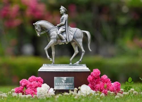 Başkomutanımız
MUSTAFA KEMAL ATATÜRK adına düzenlenen #GAZİKOŞUSU na jokeyim <a href="/Gorkem_ozcelik4/">Görkem Özçelik</a>
Sayın <a href="/kurtekurisi/">Kemalkurtstables</a> ve <a href="/lovejoy_dan/">erkutersever</a> ekürisine ait <a href="/umitbekmezci/">Ümit Bekmezci</a> nin antrene ettiği #PETİTELOUVE isimli kısrağı ile katılacağız katılan tüm safkanların ayaklarının düz basması dileğiyle