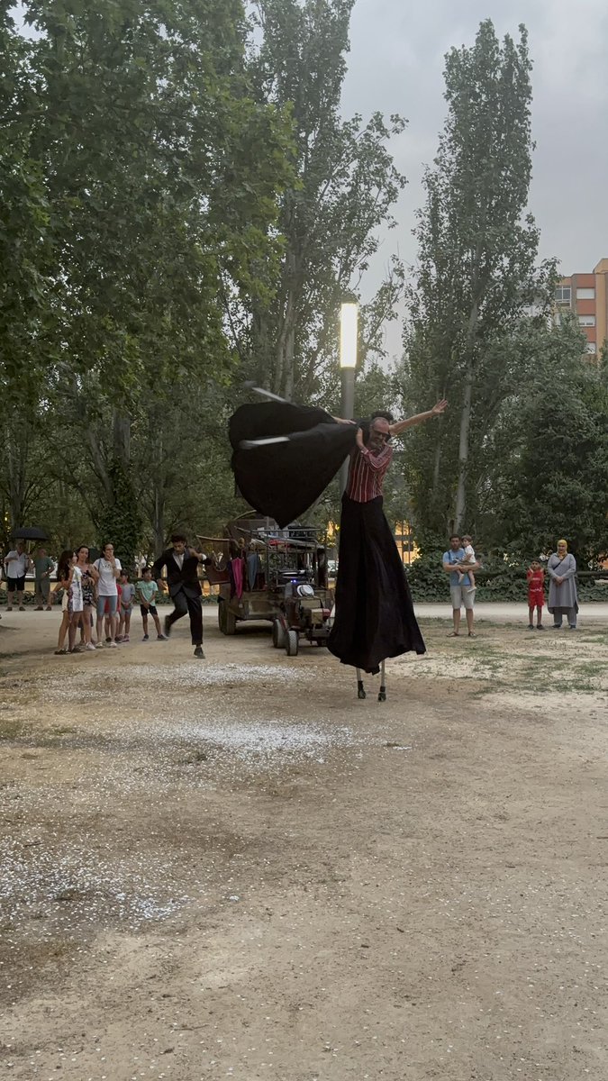 🎪 El #MOBA2025 ha arrancado con fuerza con “Clan de la nube” de Animasur. Zancudos, tormentas y mucha energía para abrir el festival a lo grande.

📍 Itinerante · 19:30

#ArtesDeCalle #FestivalMOBA #MonzónCultural #Monzón #Huesca