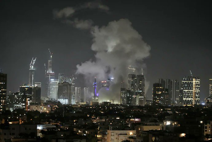 LeonhardHahn's tweet photo. Dopo il bombardamento di #Israele in #Iran, #Teheran lancia 150 missili su #TelAviv, molti intercettati.  

Parliamo di guerre per il mondo come si trattasse di videogiochi, risiko o film americani.

Finché non avremo la guerra in casa, non capiremo mai che è una cosa seria. https://t.co/X61ObeZgkg