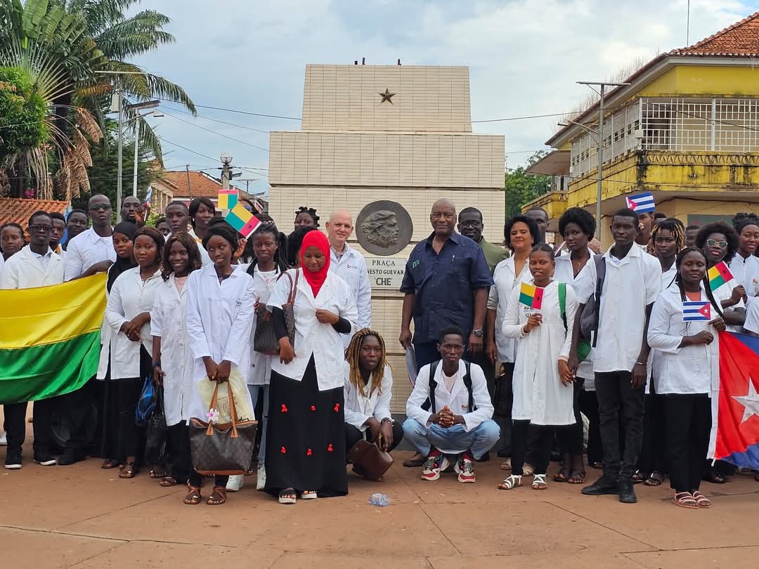 Na Praça Che Guevara de Bissau hoje celebramos o nascimento de dois grandes heóis, Antonio Maceo e Ernesto Che Guevara com un ato protagonizado pelos alunos da Faculdade de Medicina. Presidiram o ato o Embaixador cubano, o Chefe da BMC a Decana da Faculdade, e Edalberto Gomes.