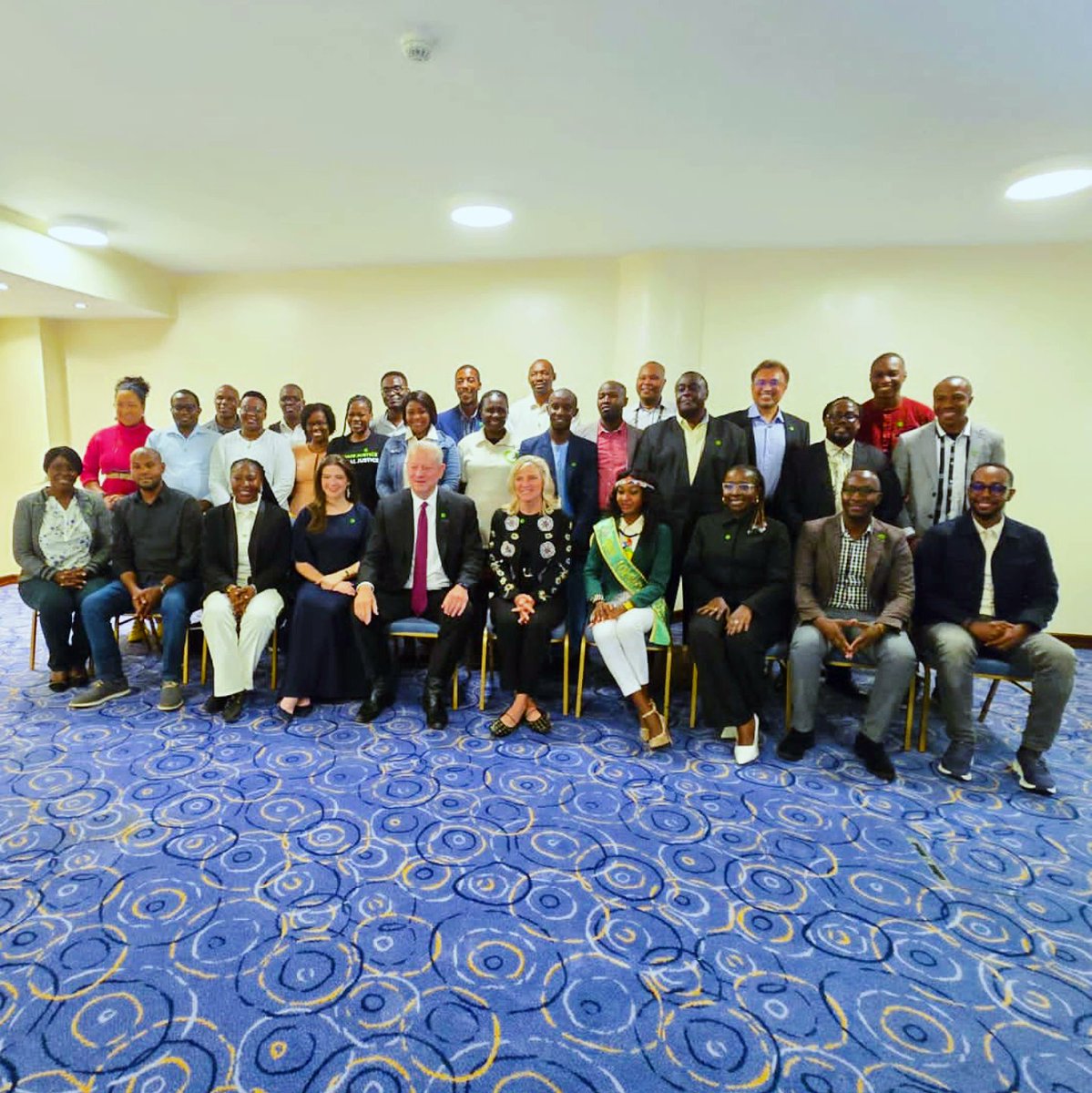 MissNonikariuki's tweet photo. I received my Climate Reality Leadership Global Training in 2021 under the Leadership of The Former Vice President of USA, His Excellency @algore ...You are Inspirational! 🙏🏾 Karibu Magical Kenya! 🇰🇪

What an honor to now mentor our new Leaders.💚

#AgentsofChange #Climate #Earth https://t.co/Q4H3qzcwYS