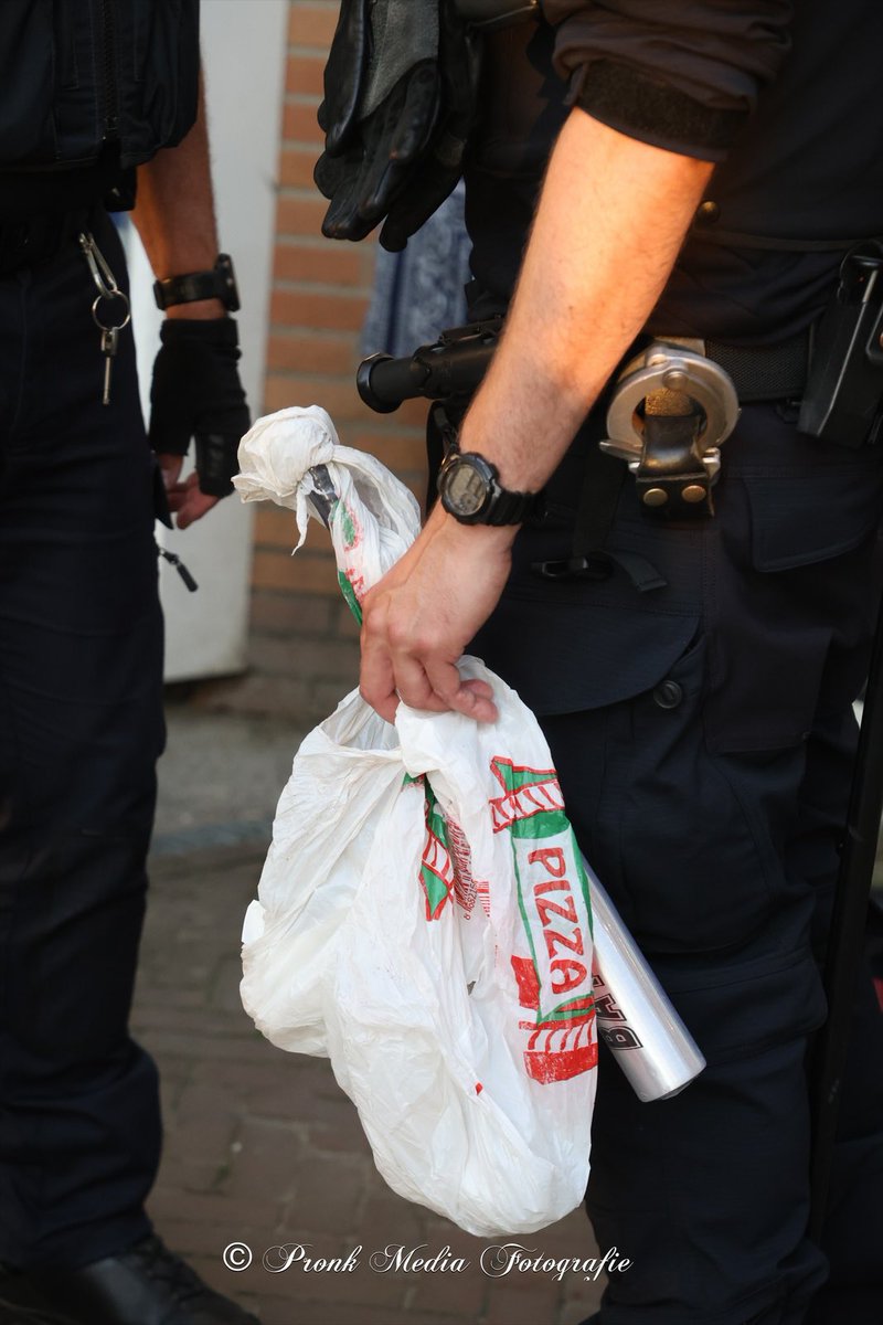 De politie heeft vanavond op Scheveningen meerdere personen aangehouden, onder andere voor belediging. Daarnaast zijn er diverse goederen in beslag genomen, waaronder een metalen honkbalknuppel.
