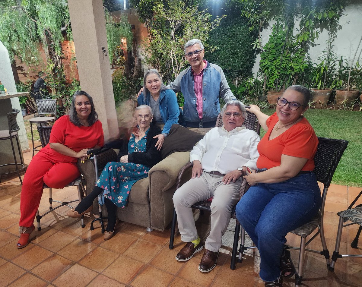 Seis meses do dia mais horrível da minha vida, seis meses que entendi na pele a dor de um crime de ódio  mas que me provou que minha família é foda e minhas amigas são incríveis, obrigada por não me deixarem só nem um minuto!!