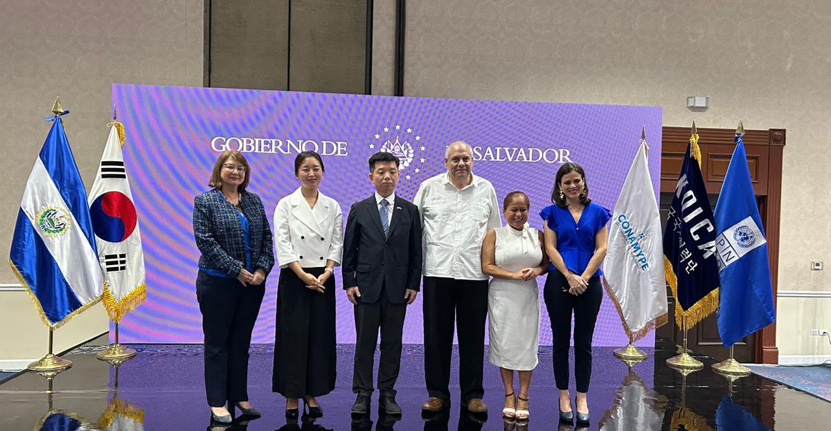 PNUD El Salvador (@pnudsv) on Twitter photo 🚀¡Continúa la apuesta por el talento salvadoreño y la reactivación económica!
Cerramos la semana con la entrega de fondos no reembolsables para impulsar emprendimientos dinámicos y #MYPES innovadoras junto a <a href="/CONAMYPESV/">CONAMYPESV</a> <a href="/MITURElSalvador/">Ministerio de Turismo</a> y #ESCO, con el apoyo de #KOICA. 🚀¡Continúa la apuesta por el talento salvadoreño y la reactivación económica!
Cerramos la semana con la entrega de fondos no reembolsables para impulsar emprendimientos dinámicos y #MYPES innovadoras junto a <a href="/CONAMYPESV/">CONAMYPESV</a> <a href="/MITURElSalvador/">Ministerio de Turismo</a> y #ESCO, con el apoyo de #KOICA.