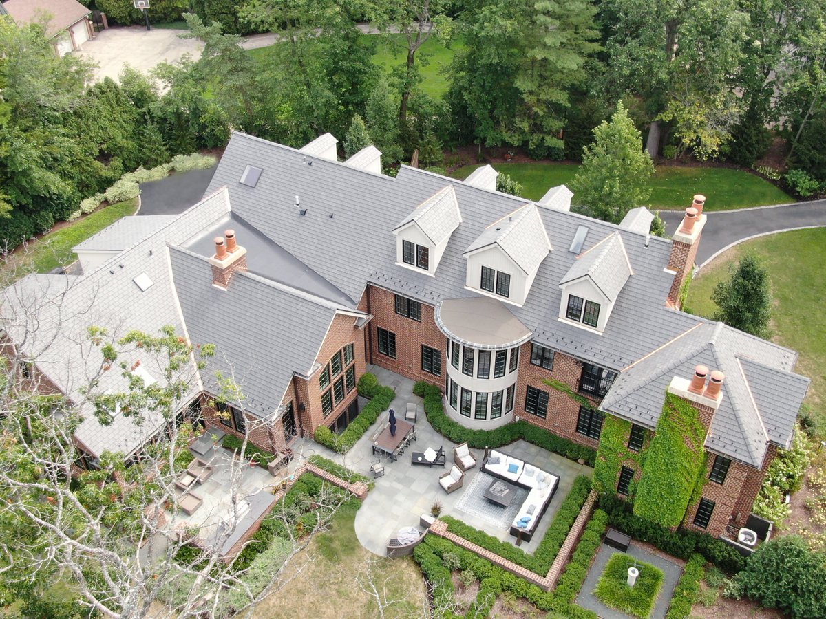 FLASHBACK FRIDAY: What a sight to behold. This is a DaVinci Slate Roof that The Shake Guys Team installed in Winnetka! Magnificent.🔨🏠🏆😍

Learn more>> shakeguys.com/product/davinc…

#ShakeGuys #roofing #CedarShake #DaVinci #DaVinciShake #EcoStar #Brava #AsphaltRoofing