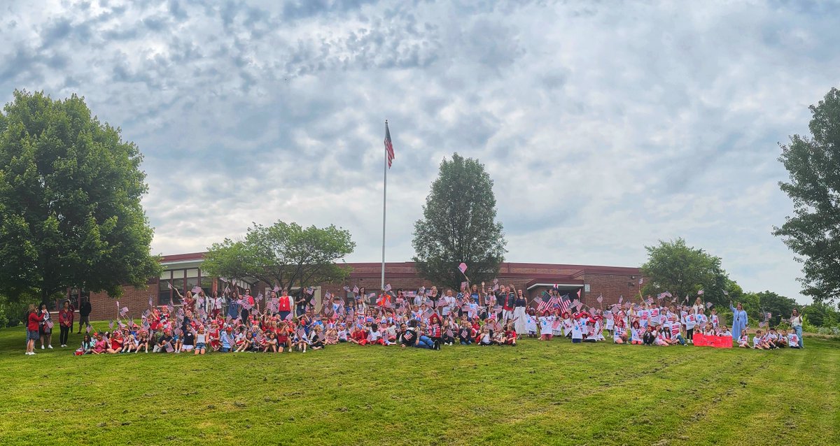 Rockwell Elementary School honors Flag Day. 🇺🇸