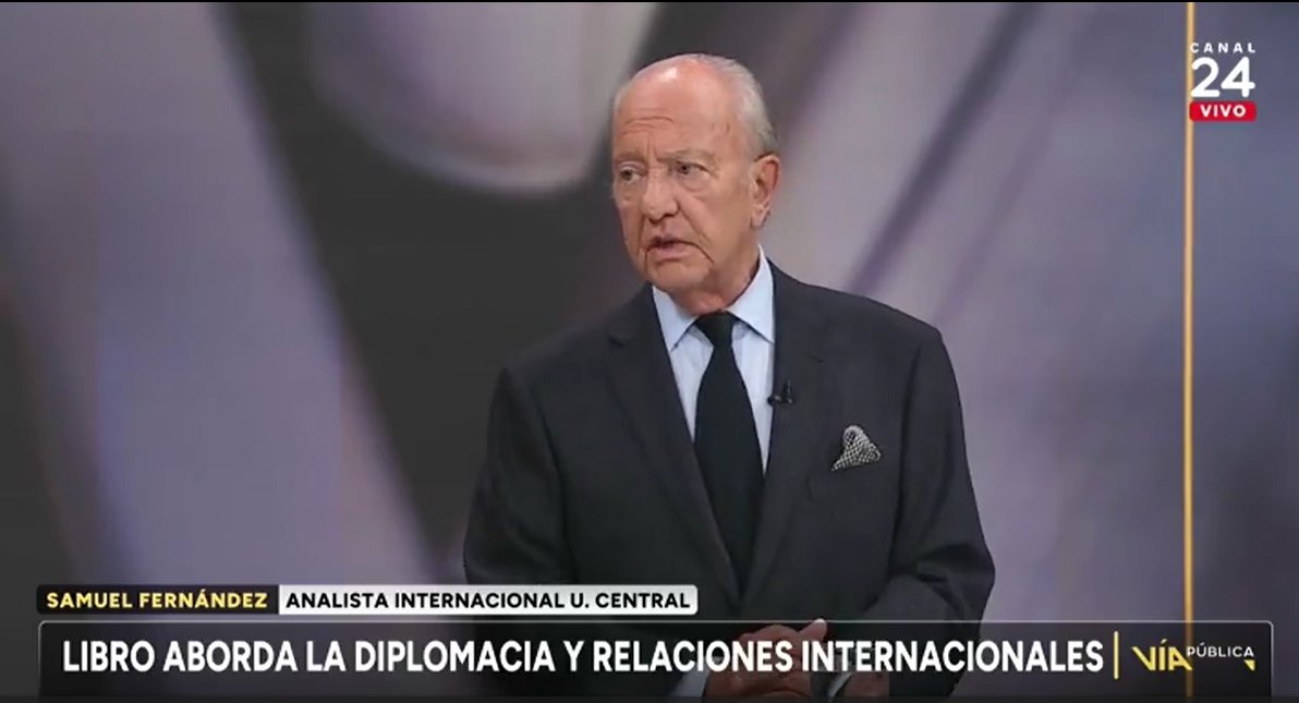 Entrevistaron en extenso en #VíaPública de <a href="/24HorasTVN/">24 Horas</a>  a nuestro profesor Samuel Fernández sobre su libro "Con Sello Diplomático". Fue una oportunidad para profundizar en el rol de un diplomático y compartir anécdotas con <a href="/dondavor/">Davor Gjuranovic</a>.  Mira la entrevista: youtu.be/bjoon1oDuxE