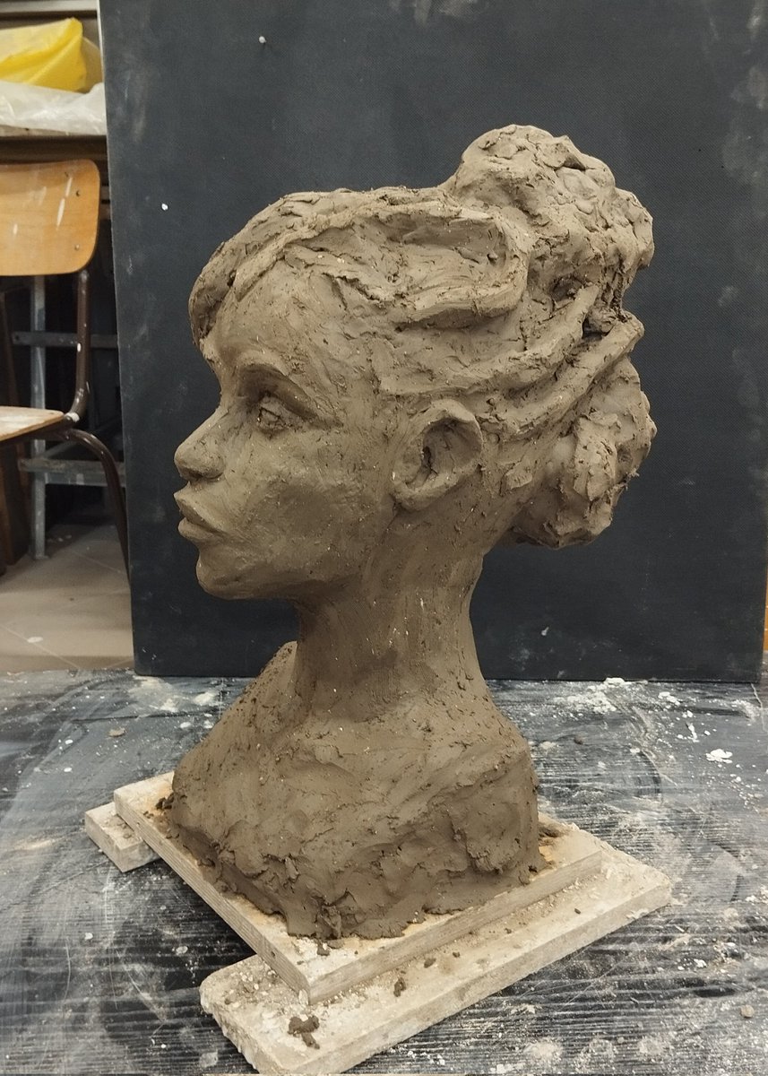 i love sneaking in my hyperfixations into uni assignments.

it's certainly not perfect and i didn't have the time to put much detail into the hair, but for a second time ever sculpting a human head i'm really happy with it 🌻 #melmedarda #arcane