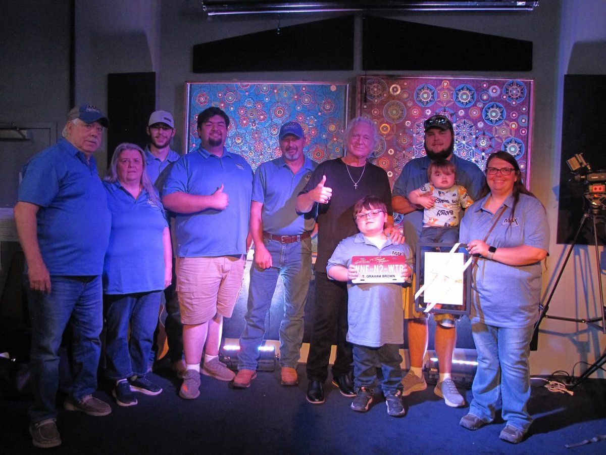 MaxbuiltTN's tweet image. Max Built at Country For a Cause charity auction in #Nashville to benefit @VUMCchildren pictured with country legend T. Graham Brown!

Owners Jason and Kristle Holcomb won several items in the auction—a donation of over $12,000!

We&apos;re proud of our owners&apos; #CommitmentToCommunity!