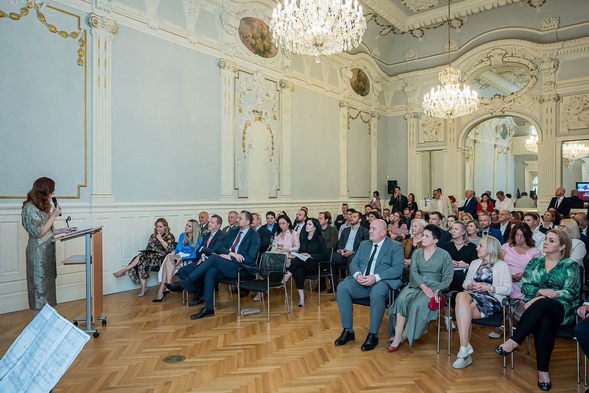 savic_danka's tweet image. Predstavljati svoju domovinu u prijateljskoj zemlji, gdje su i danas prisutni tragovi zajedničke povijesti i kulturnih veza još iz vremena Austro-Ugarske, zaista je poseban osjećaj. Našoj Ambasadi u Pragu želim mnogo uspjeha u budućnosti.
@MartinaMlinare1
@mfa_bih