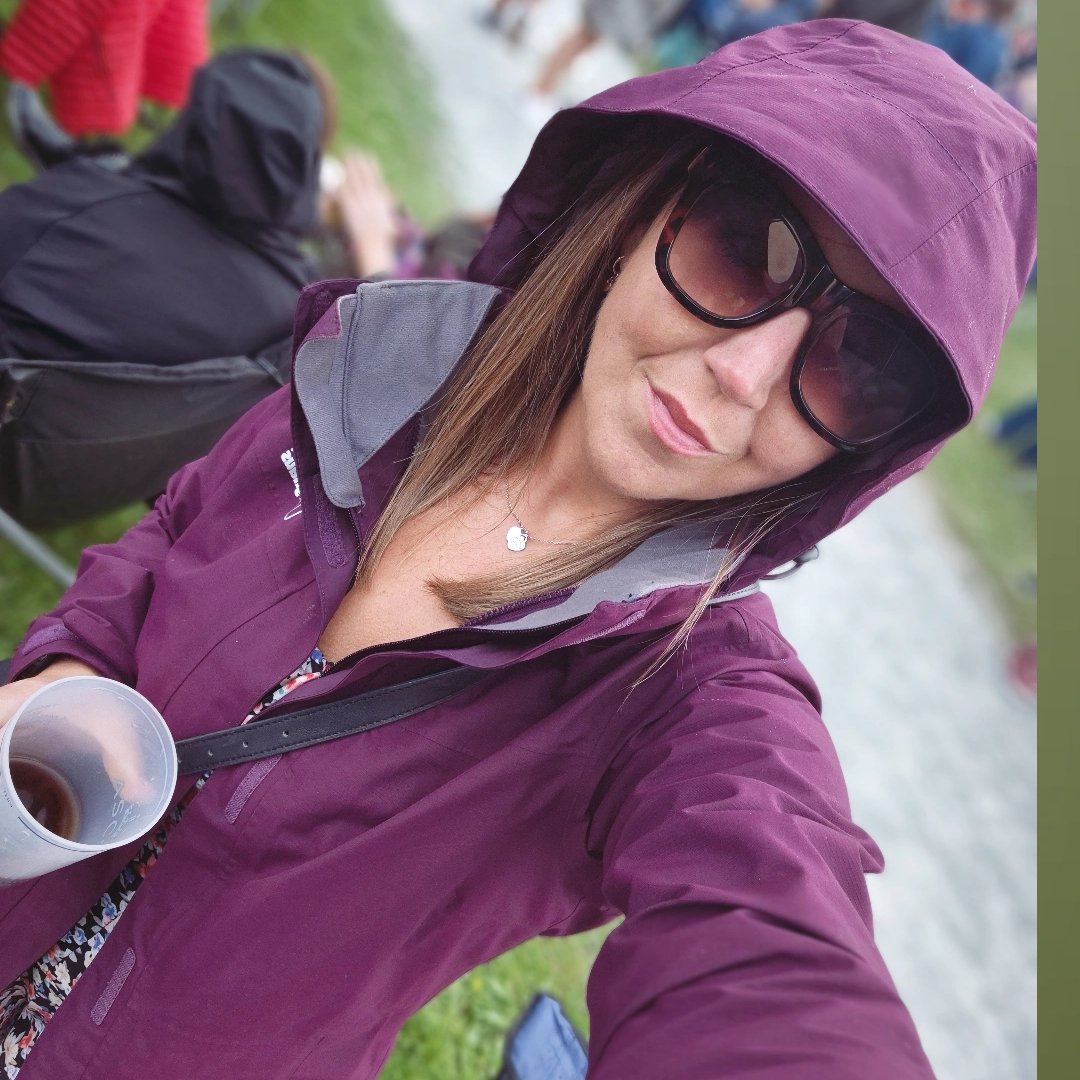 British weather. Coat and sunglasses. Snow patrol tonight lionel richie last night 😬💃❤️