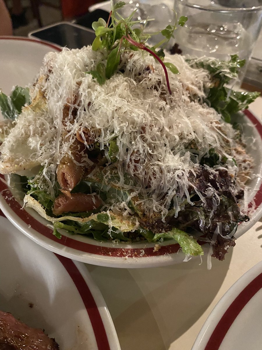 axelfederico's tweet photo. @BurgerFcts Top 3 mejores experiencias culinarias que he tenido hasta la fecha. 
Madre Rojas es intachable, tanto en producto como en la regularidad. 

Recomiendo enérgicamente la cesar de chinchulines para acompañar. https://t.co/hnhmw9ZaJE