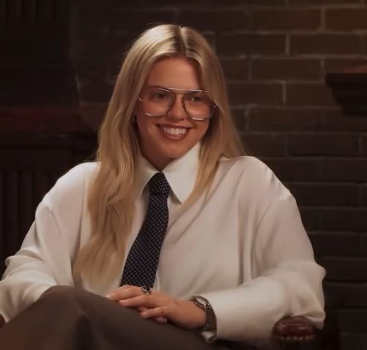 BuzzingPop's tweet photo. Reneé Rapp when asked how she felt about Tory Lanez getting stabbed “12 times” in prison:

“I feel like a lot of people get stabbed and that’s ok. Maybe, we should be stabbing more, shiv in the pocket.” https://t.co/3sUVfThAV9