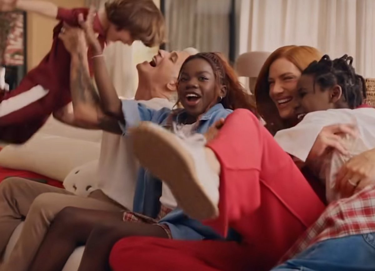 Gente, eu já disse que to MUITO FELIZ por fazer nossa primeira campanha em família? Assim, os cinco, todos juntos, de uma vez só??? Ah, eu já falei?! Caramba, desculpa por isso. É que eu to muito feliz em fazer nossa primeira campanha juntos, então posso ficar meio repetitivo.