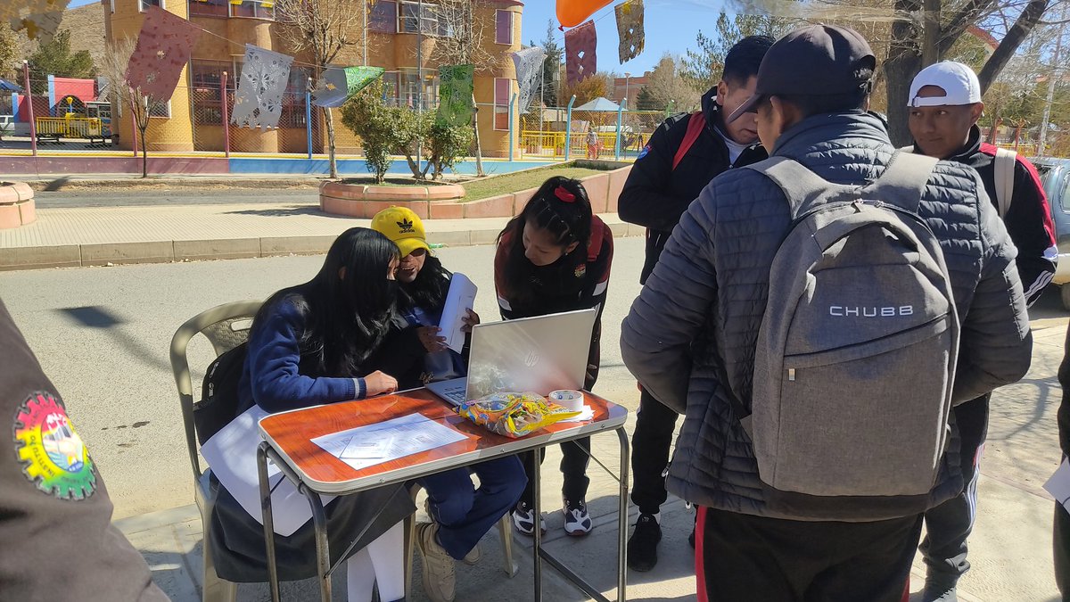 InstitutoFabril's tweet photo. 🎊 SISTEMAS INFORMATICOS - FERIA DE FORMACIÓN TÉCNICA TECNOLÓGICO - INSTITUTO TECNOLÓGICO FABRIL DE ORURO  🎊

#Feria2025 #Oruro #Bolivia #bicentenario2025 #OruroBolivia  #ferias #feriabolivia #feria #ypf https://t.co/0qga0Zxtx7