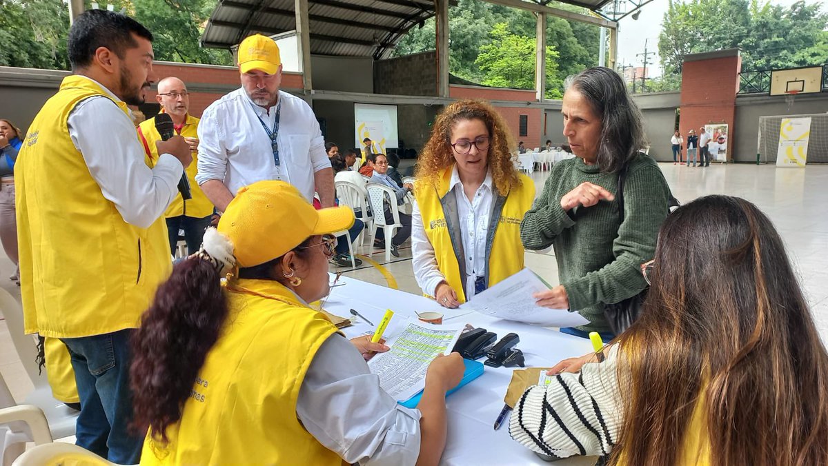 Unidad para las Víctimas (@unidadvictimas) on Twitter photo #LaUnidadEnLasRegiones| En Medellín, la <a href="/UnidadVictimas/">Unidad para las Víctimas</a> lidera una jornada de atención interinstitucional para cerca de 200 víctimas del conflicto armado y del despojo de predios, beneficiadas con 166 sentencias judiciales de restitución de tierras. #LaUnidadEnLasRegiones| En Medellín, la <a href="/UnidadVictimas/">Unidad para las Víctimas</a> lidera una jornada de atención interinstitucional para cerca de 200 víctimas del conflicto armado y del despojo de predios, beneficiadas con 166 sentencias judiciales de restitución de tierras.