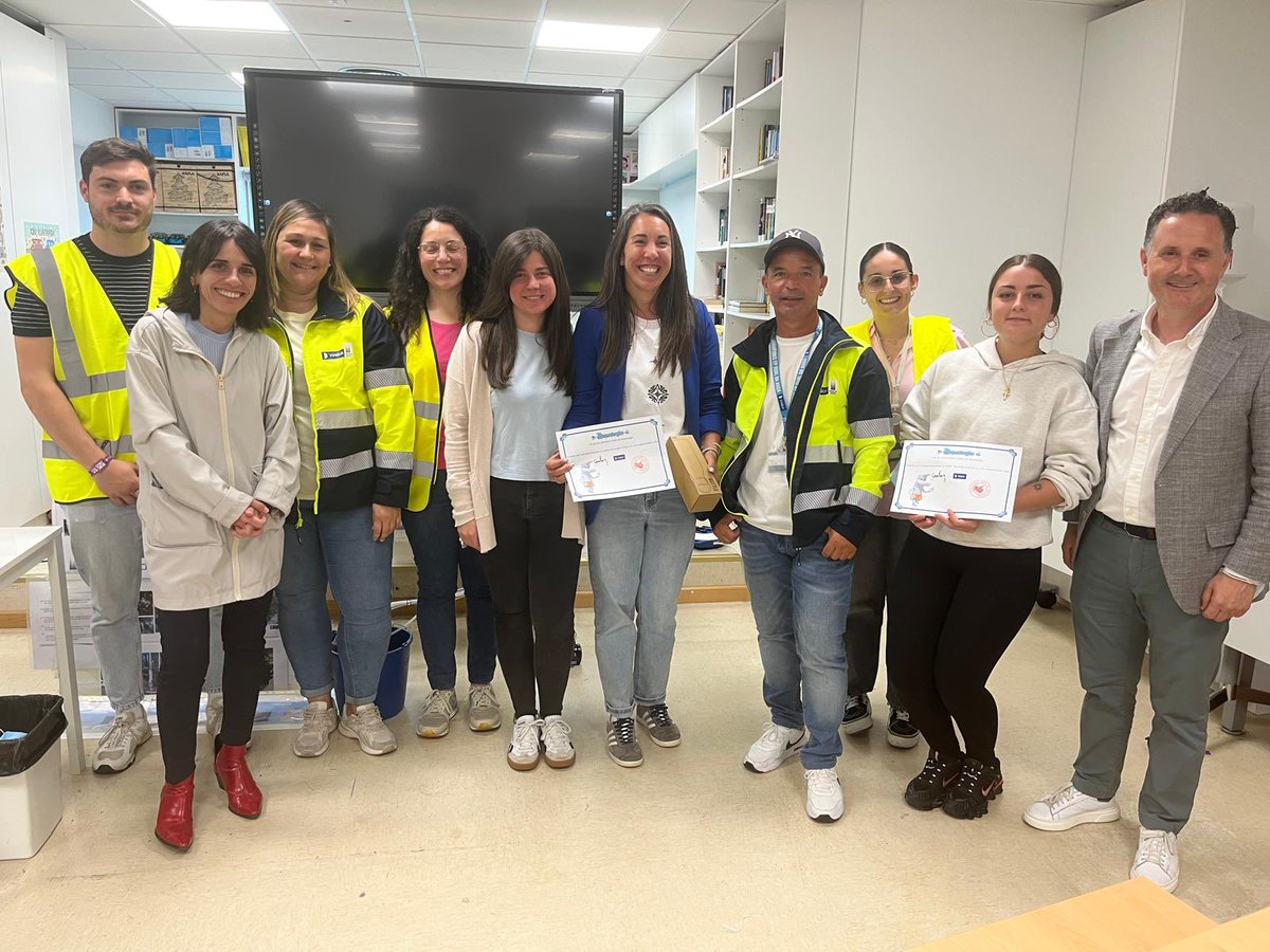 💧 Hoy en el aula hospitalaria del Clínico de Santiago, tuvimos un taller súper chulo de @ViaquaGalicia.
¡Aprendimos, reímos y valoramos mucho más el agua! 🌊👧🧒
Gracias por acompañarnos en esta mañana tan especial 💙
#PequeñosGrandesHéroes #AulaHospitalariaChusSantiago