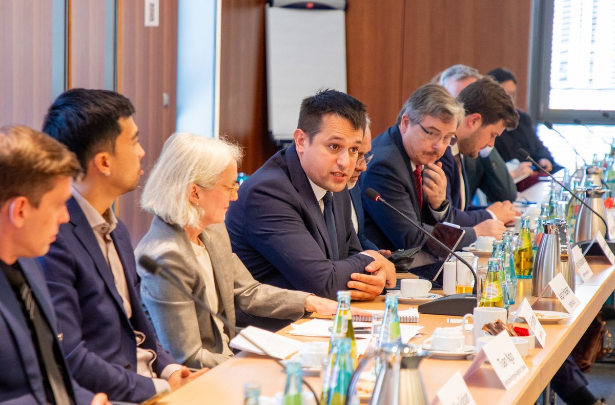 anuradisanayake's tweet image. I addressed the DIHK Business Forum in Berlin yesterday (13), highlighting Sri Lanka’s economic transformation, investment potential and trade prospects with Germany.
Top German firms like Siemens Energy & Continental AG joined key sector discussions.