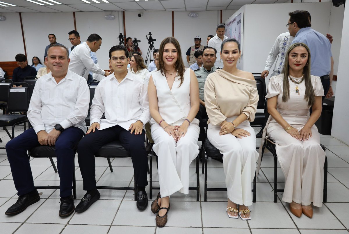 madecasasus's tweet photo. El día de ayer recibí  la Constancia de Mayoría que me acredita como Magistrada del Tribunal de Disciplina Judicial del Estado de Tabasco.
Agradezco la confianza depositada en mí y reitero mi compromiso con una justicia disciplinaria que fortalezca al Poder Judicial. https://t.co/PpQjKfbXQ2