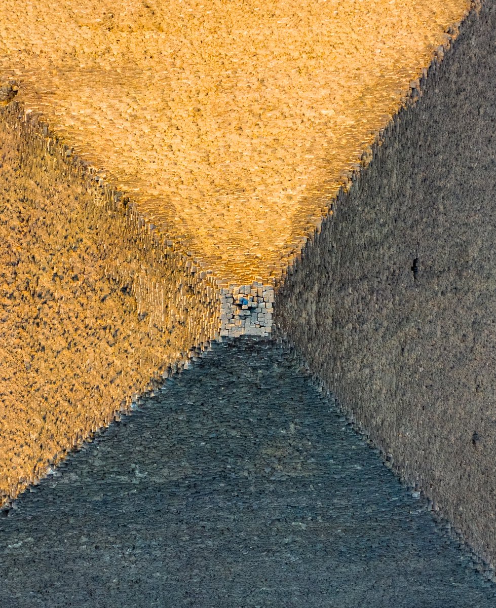 pgsilverX's tweet image. Ever seen the Pyramids of Giza like this?