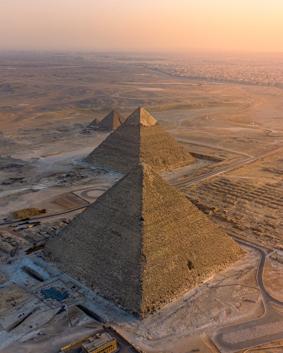 pgsilverX's tweet image. Ever seen the Pyramids of Giza like this?