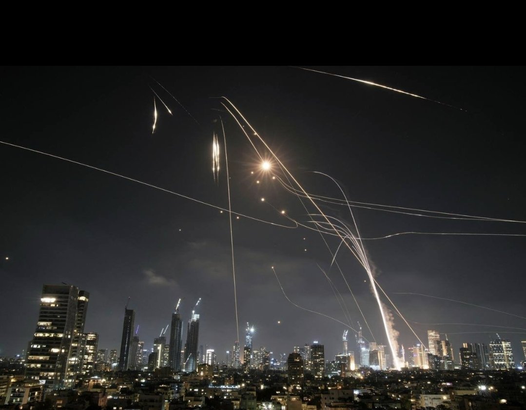 Demir Kubbe çökmüş  ;
Allah için vurun
Gazze'de ki çocuklar için vurun
Yetimler için vurun
Mazlumlara gözyaşı dökenler için vurun
Karnına taş bağlayan yavrular için vurun
Bedeni paramparça olmuş evlatlar için vurun
Başka dilden anlamayan bu soysuzlar vurun!!
Vur İran vurul İsrail