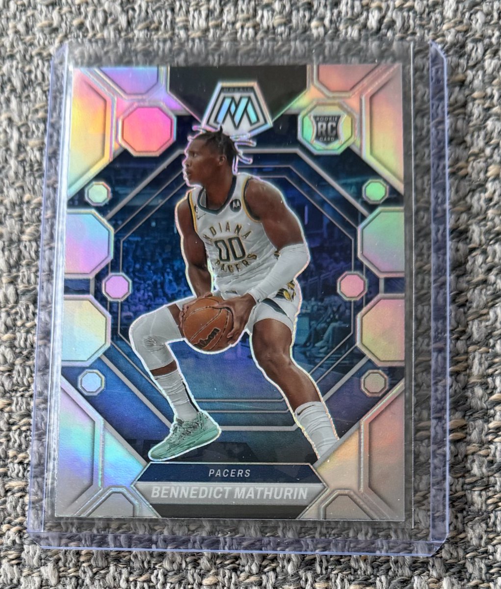 Shipping Bennedict Mathurin Silver Prizm RC to 1 follower for FREE after GM4🤝

To Win:
•Like tweet
•Follow <a href="/TheHobby247/">The Hobby 24/7</a> #TheHobby 
•Guess what quarter &amp; how much time is left when Mathurin scores his 1st point

🤝Winner will be closest comment🤝
*Only 1 guess per page #NBA
