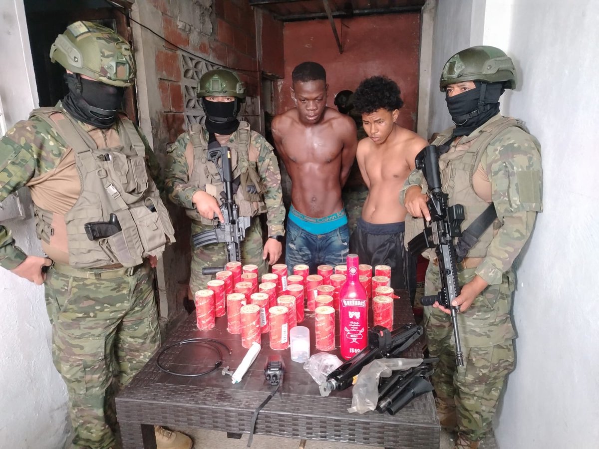 A Josua, el pelado de pelo sambo, le ofrecieron 10 latas diarias por cuidar una bodega de “La Mafia“. Le dijeron que era solo para “vigilar unas cosas”, y él, sin trabajo ni opciones, aceptó. ¿Qué podía hacer? Lleva meses buscando trabajo y nadie le daba la mano. Pasan los días