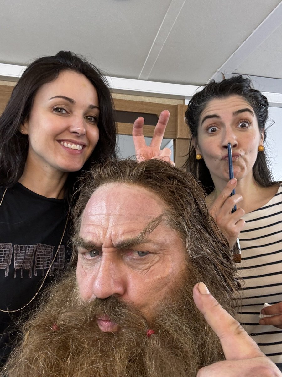 GerardButler's tweet image. Premiere day, baby! What a ride this has been. From day one to the very last shot, this cast and crew have been nothing short of legendary.

Massive love to @DeanDeBlois for trusting me with Stoick again and for the sword wrap gift that nearly broke me (in the best way).