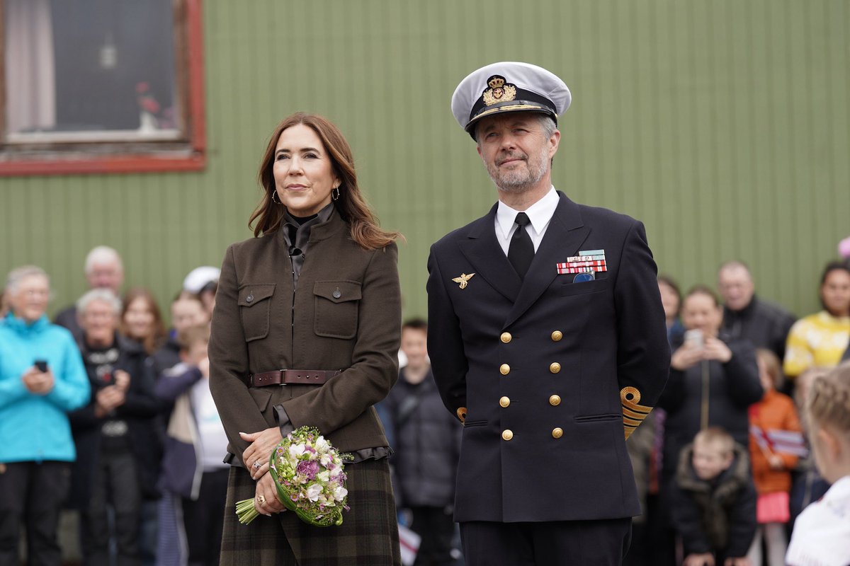 Tinganes's tweet image. Their Majesties, the King and Queen of Denmark, have concluded their visit to the Faroe Islands 🇫🇴 The second day was spent in Suðuroy, while the final day took place in Eiði - see highlights below.
