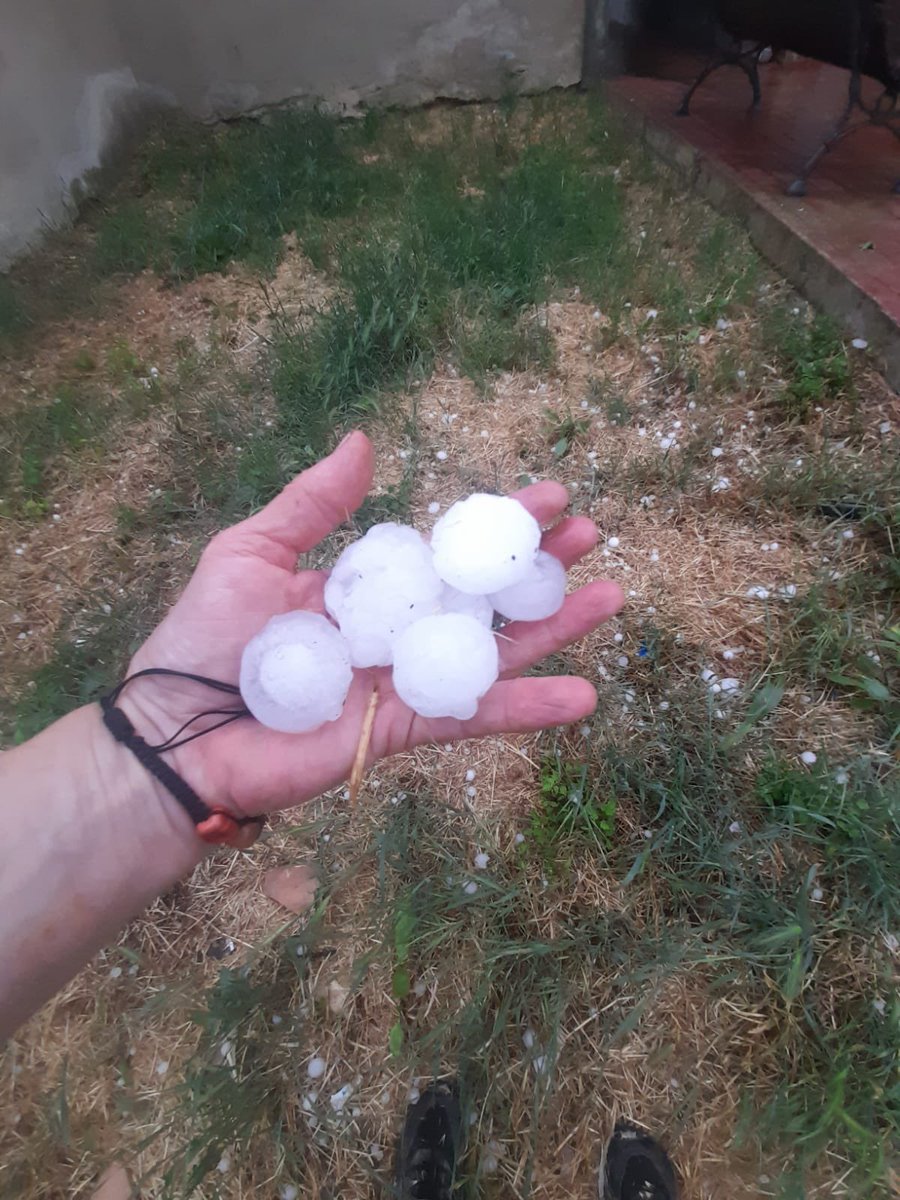 😧 Granizo de gran tamaño el caído en el #ValleDeRomanzado. Nótese las diferentes formas de la piedra, con capas y granos, que nos hablan de las fuertes corrientes de aire verticales en el interior de la tormenta.