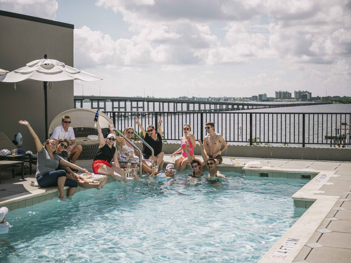 Sunshine, good company, and poolside vibes that don’t quit. Dive into laid-back luxury, no schedule required. 🌊☀️