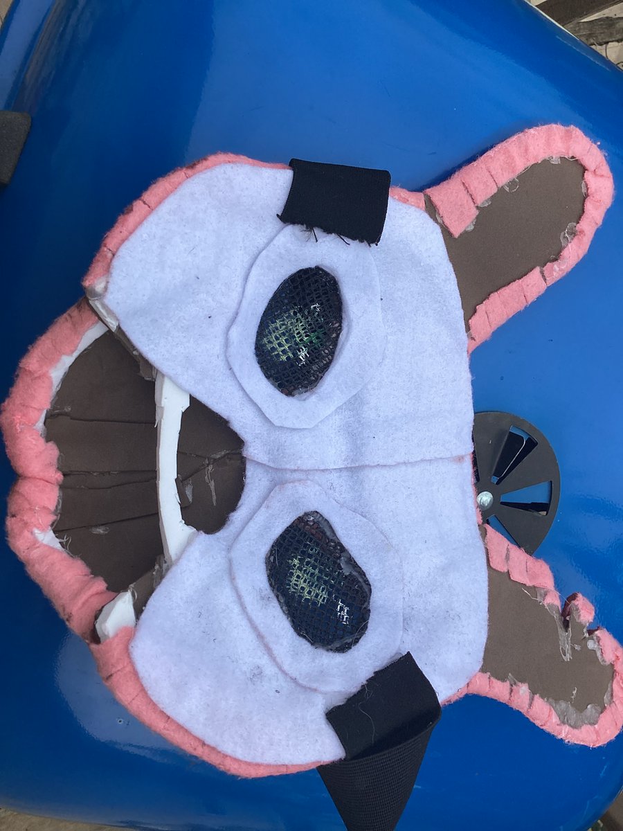 WhiskLeaf72's tweet photo. // I just finished my Hunter mask for a cosplay last night that I will hopefully be wearing to a pride event this weekend
I have some pictures along with a comparison to the old one which was made from outdated materials 
I’ll probably fix the back a bit more later
#Rainworld https://t.co/uC08xNXfpZ