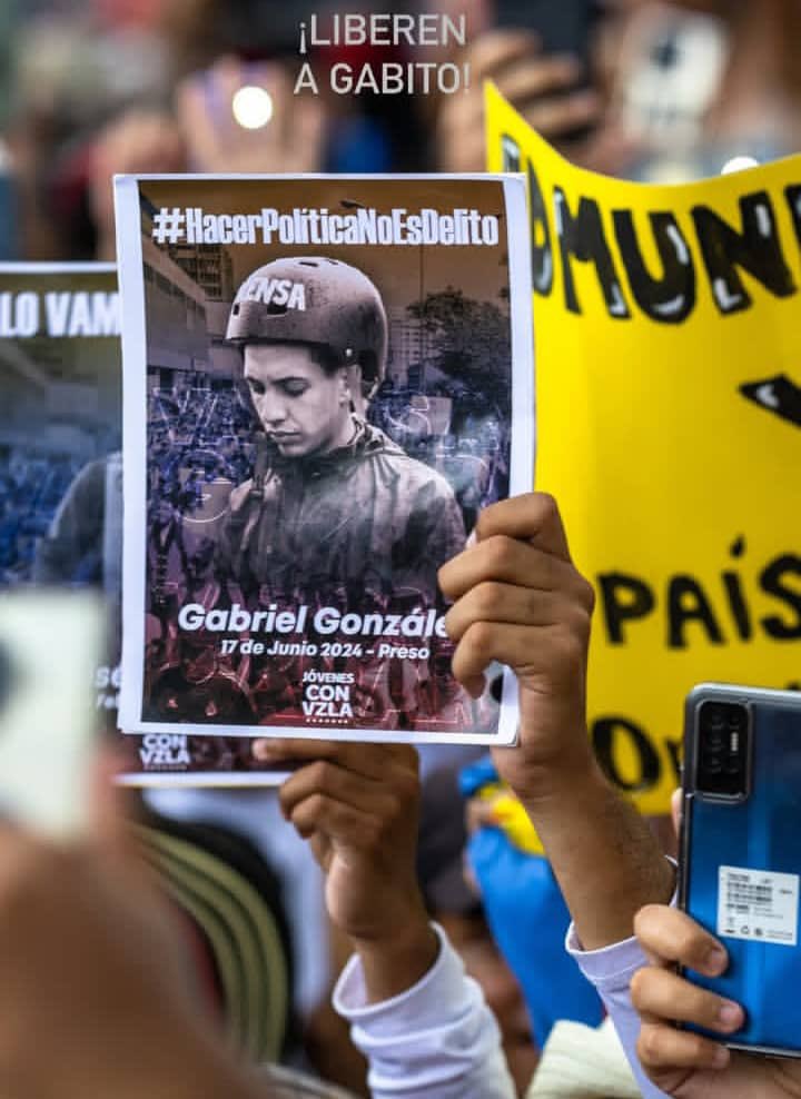 SECUESTRADO desde el 17 de Junio 2024 Gabriel González quien cariñosamente le dicen Gabito, a quien se le han vulnerado todos sus Derechos humanos, además de someterlo a una privación de LIBERTAD de manera ilegitima siendo completamente INOCENTE, imputado de delitos sin una sola
