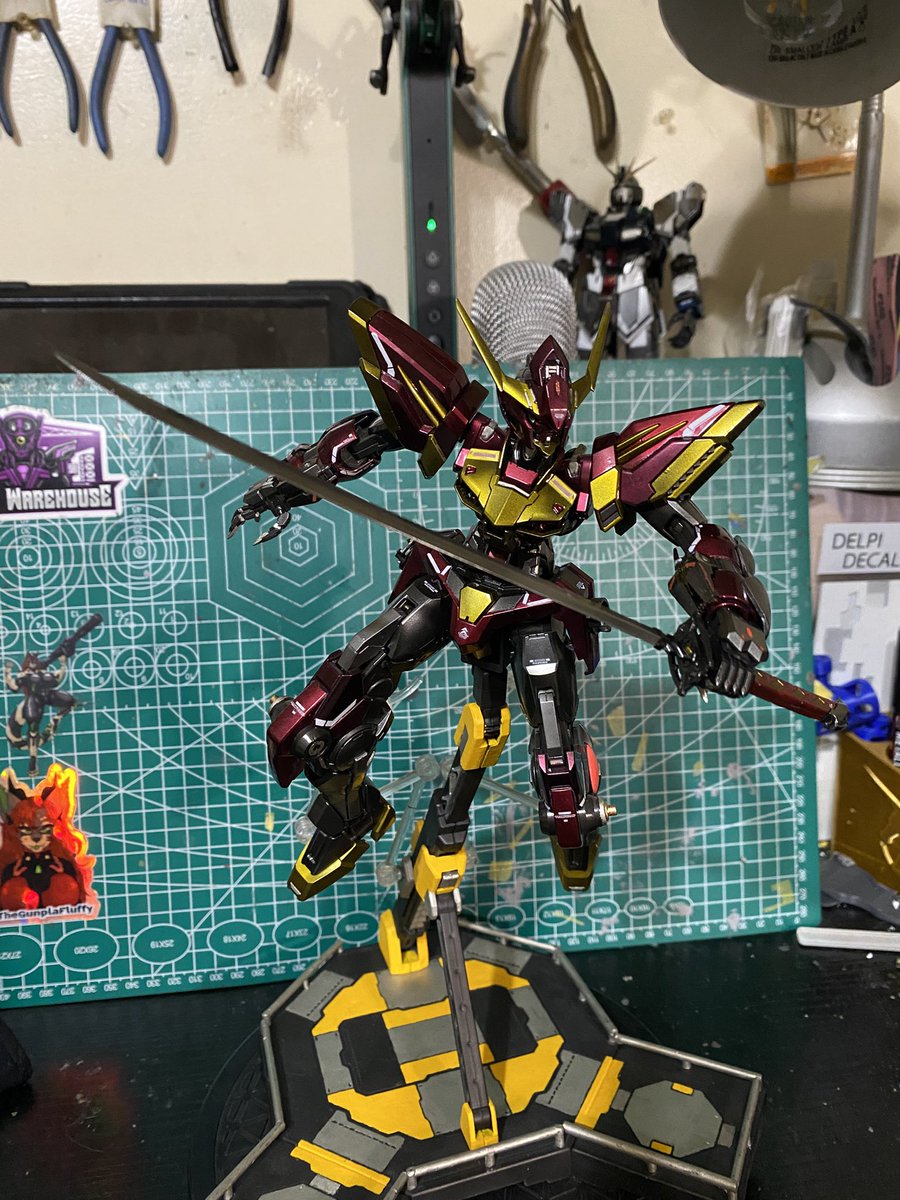 THE DARKSTAR GUNDAM HAS ITS FIRST WEAPON! This just makes the Darkstar look even more badass! Next WIP we’ll give it its right-hand weapon!

#gundam #gunpla #plamo #kitbash #anime #mecha #scalemodels