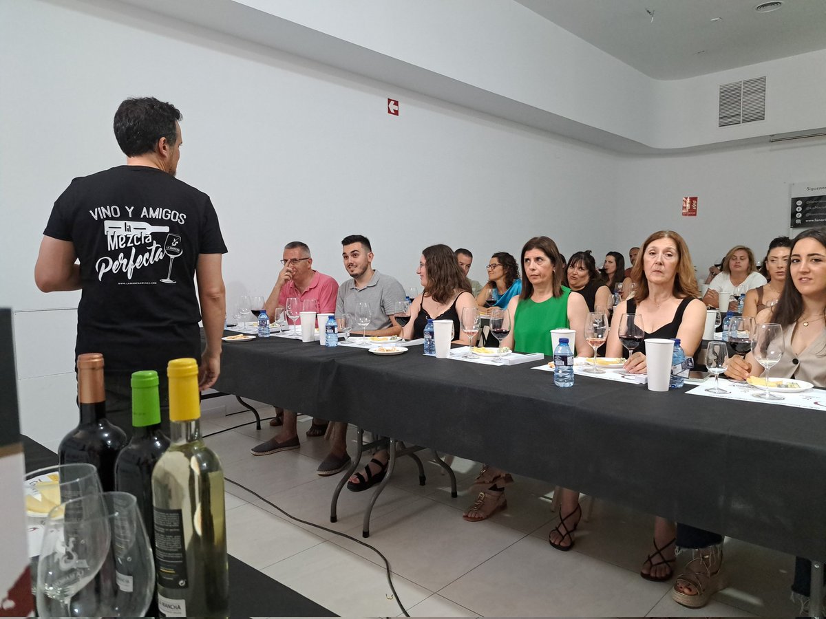 Vino DO La Mancha (@vinodelamancha) on Twitter photo Lleno total en la primera de las dos catas maridadas de 5 vinos #DOLaMancha y 5 quesos, entre ellos queso semicurado y curado #DOPManchego , en el centro comercial <a href="/lanoriaoutlet/">La Noria Outlet</a> en #Murcia. Cata didáctica u divertida para el consumidor murciano. #CalidadDiferenciada2025 Lleno total en la primera de las dos catas maridadas de 5 vinos #DOLaMancha y 5 quesos, entre ellos queso semicurado y curado #DOPManchego , en el centro comercial <a href="/lanoriaoutlet/">La Noria Outlet</a> en #Murcia. Cata didáctica u divertida para el consumidor murciano. #CalidadDiferenciada2025