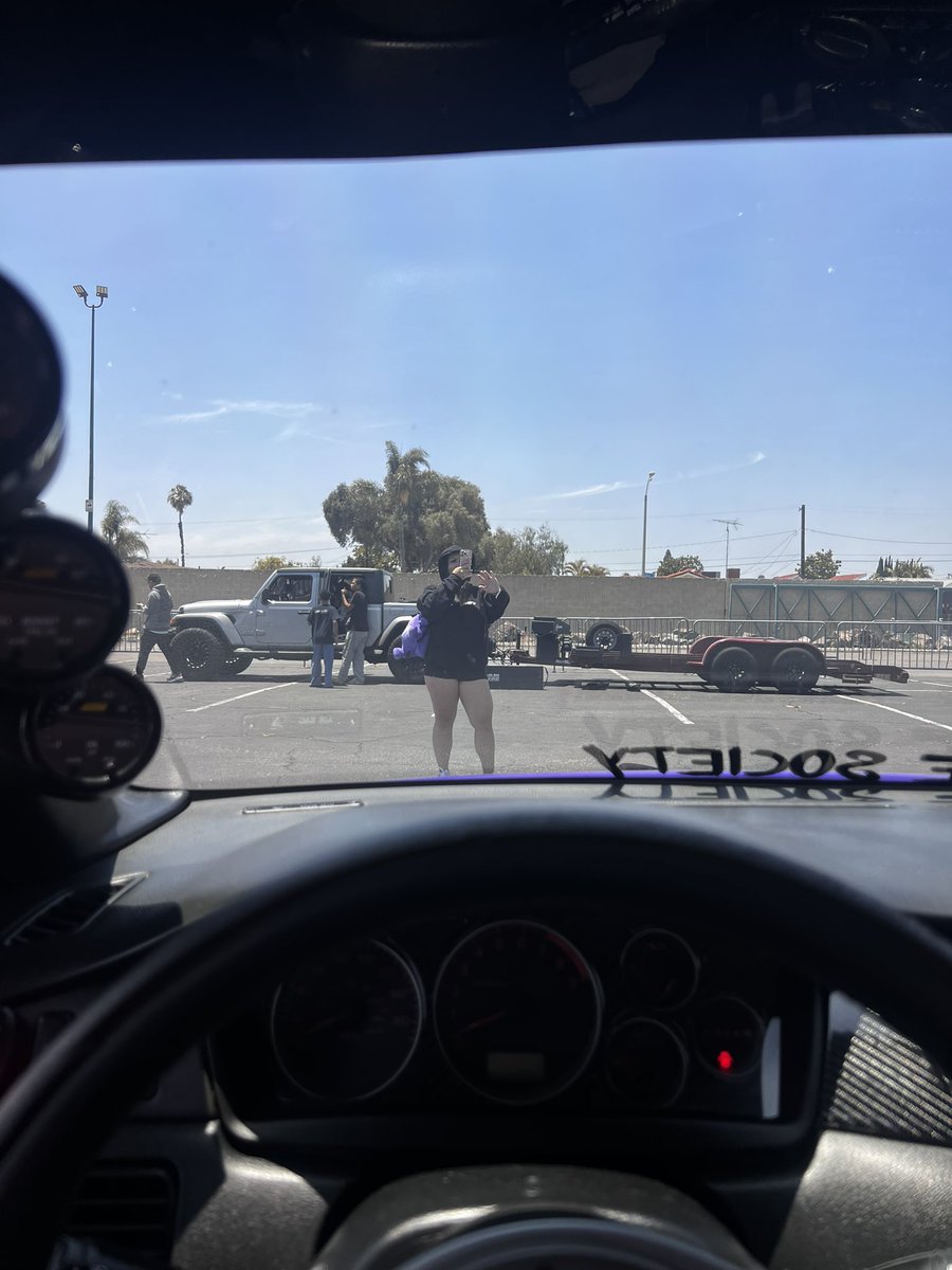 Should i roll down the window and try to get her number 😝