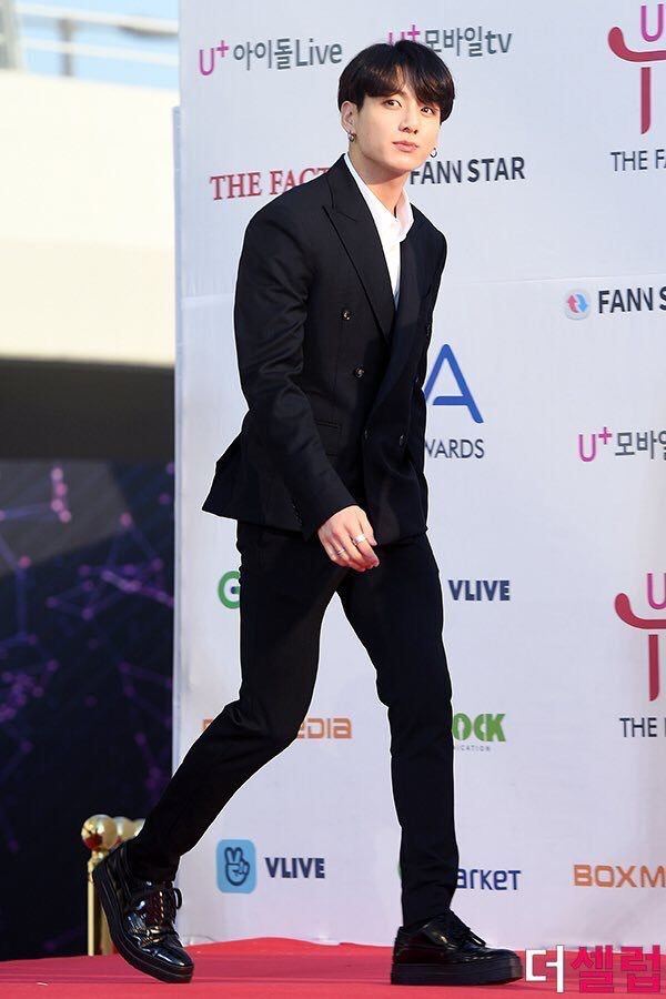 Apesar de já ter chegado ao evento com o <a href="/ofc_bulletproof/">BULLETPROOF</a>, Kai volta ao Red Carpet pra dar conteúdo pros paparazzis!
Ao ser perguntado sobre música nova, Kai responde: "Não sei de nada. Mas somos eternos."

#WABonstage #WABonstageRedCarpet