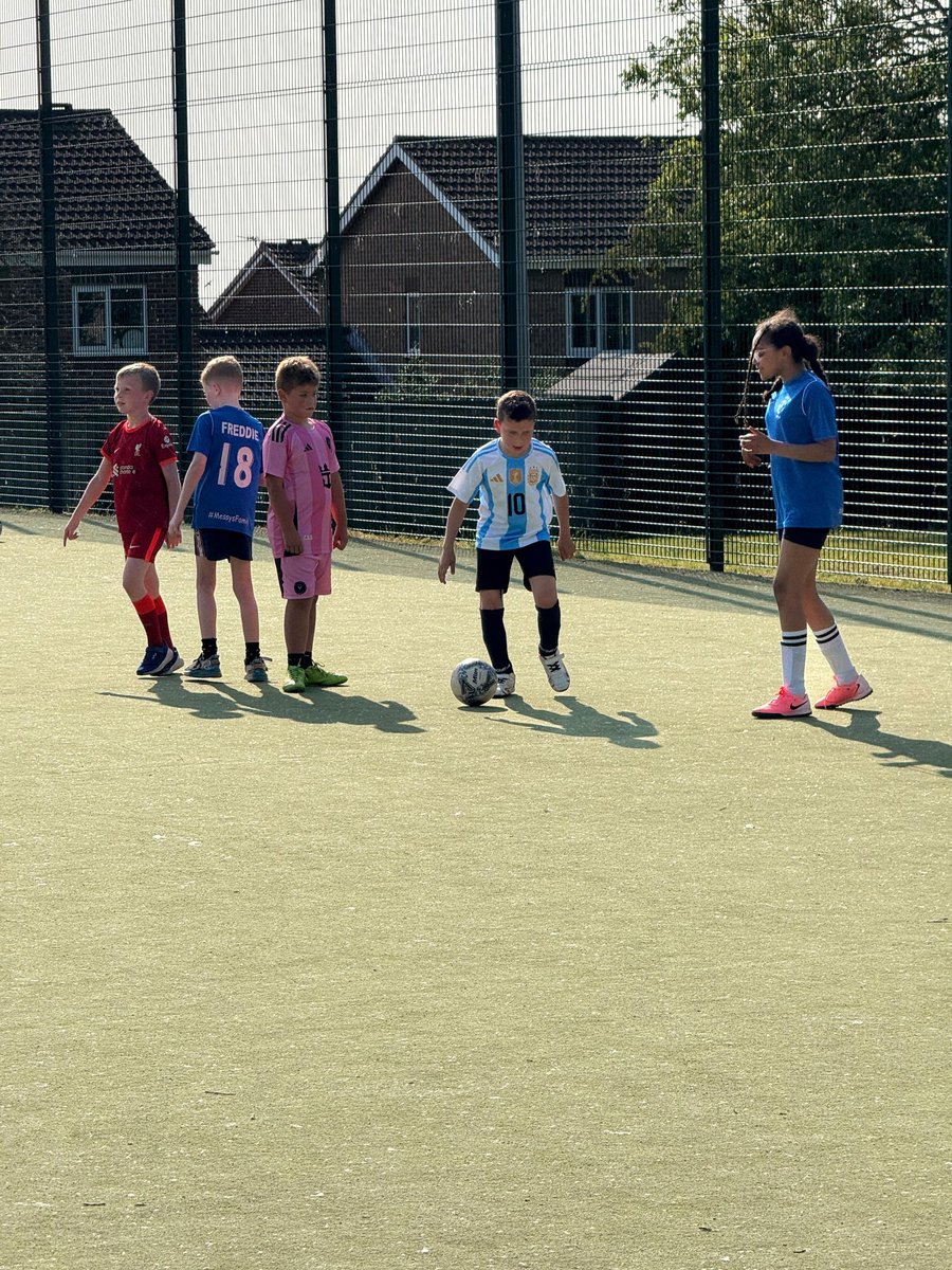 ☀️⚽ Super Sunny Midweek Football Fun! ⚽☀️

What a cracking midweek it’s been with our Selby, York, and Market Weighton Messys! The sun was shining, the energy was electric and every single player absolutely smashed it! 💥🔥

Big shoutout to all our future football stars 💙