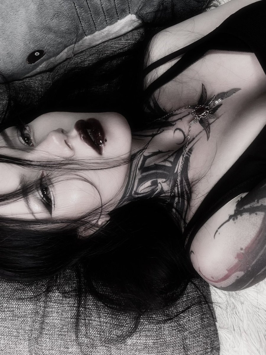 felvelial's tweet image. I&apos;m in my goth phase 🖤