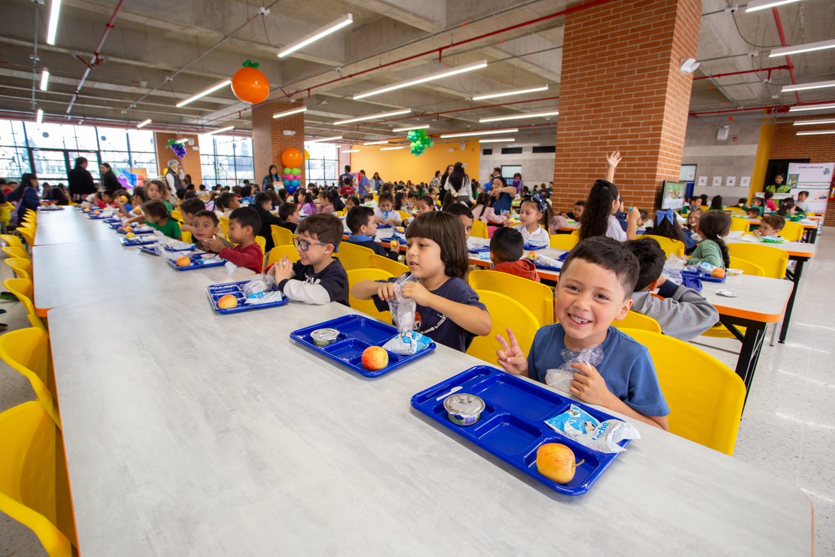 Secretaría de Educación de Bogotá (@educacionbogota) on Twitter photo #AquíSíPasa: <a href="/Bogota/">Alcaldía de Bogotá</a> fue reconocida como el mejor Programa de Alimentación Escolar #PAE del país, por el <a href="/Mineducacion/">MinEducación</a>.
Entregamos 860 mil raciones diarias a estudiantes de los 412 colegios oficiales de la ciudad bajo los más estrictos estándares de calidad. #AquíSíPasa: <a href="/Bogota/">Alcaldía de Bogotá</a> fue reconocida como el mejor Programa de Alimentación Escolar #PAE del país, por el <a href="/Mineducacion/">MinEducación</a>.
Entregamos 860 mil raciones diarias a estudiantes de los 412 colegios oficiales de la ciudad bajo los más estrictos estándares de calidad.