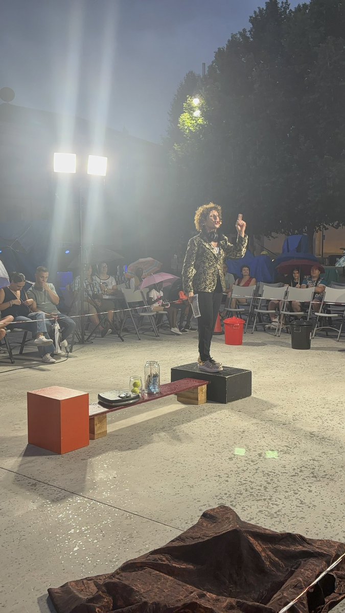 🎭 “Dale Ramón!” de Trapu Zaharra ha sido sátira, concursos absurdos y humor vasco del bueno. El público ha vibrado en el Labordeta.

📍 Anfiteatro Labordeta · 21:00

#MOBA2025 #ArtesDeCalle #FestivalMOBA #MonzónCultural #Monzón #Huesca