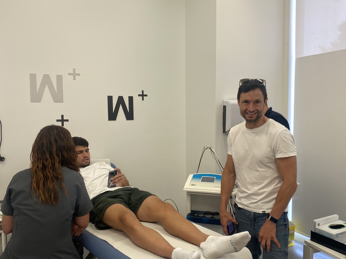 jdavalosanchez's tweet image. Carlitos Alcaraz estará en Queen’s. Ayer se sometió a pruebas médicas en Hospital Mesa del Castillo y mañana viajará a Londres. 
Acompañarlo y disfrutar de su presencia es todo un regalo.
Mucha salud y fuerza, Carlitos. 
🎾🎾💪💪
#TheQueensTour
#CarlosAlcaraz
#ATP